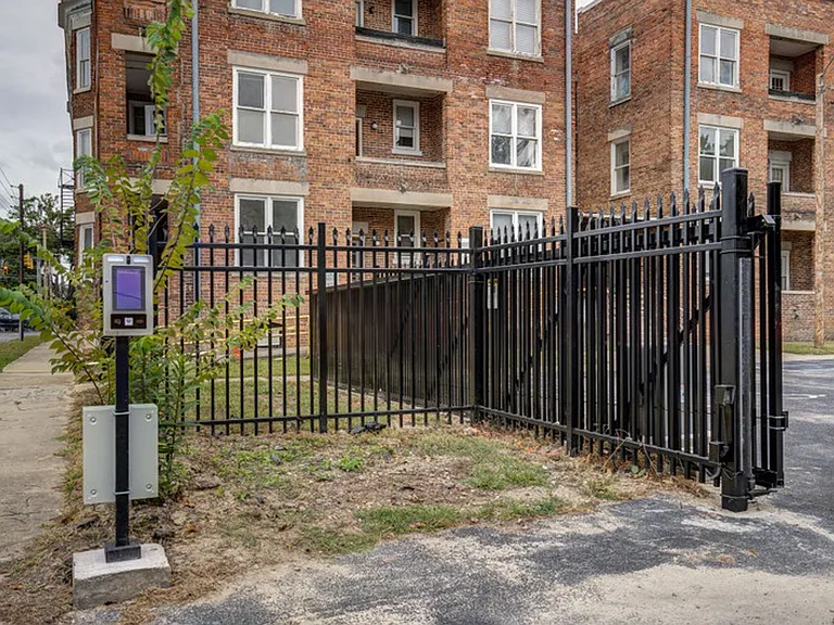 Historic Colonial Square — Photo 12