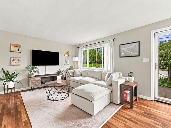 4th image of 942 Lindsay Rd