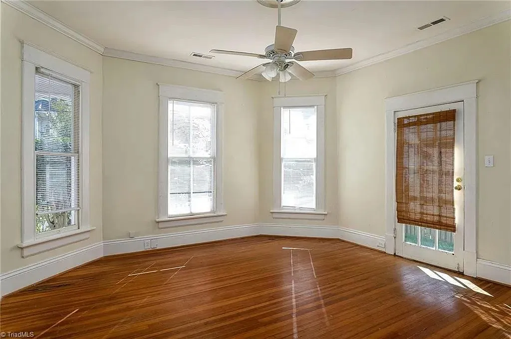 118 N Poplar St — Photo 4