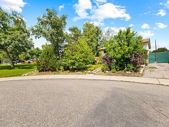 2nd image of 323 S Maddock Cres NE