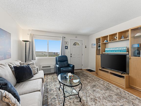 4th image of 1008 Wesley Ave #411
