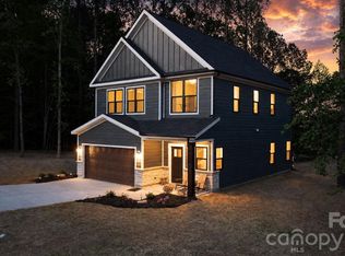5256 Whitewater Dr, Hickory, NC 28601