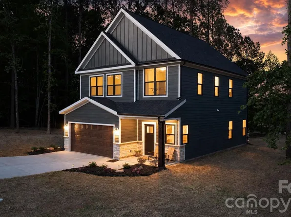 5256 Whitewater Dr, Hickory, NC 28601