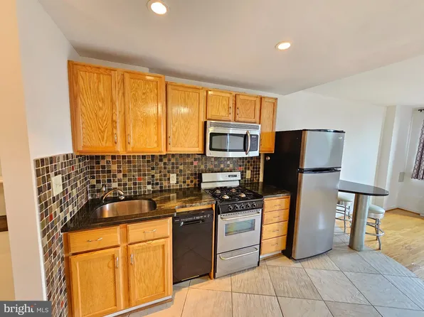 801 N Pitt St APT 212, Alexandria, VA 22314