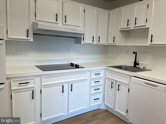 2nd image of 307 Yoakum Pkwy APT 1716