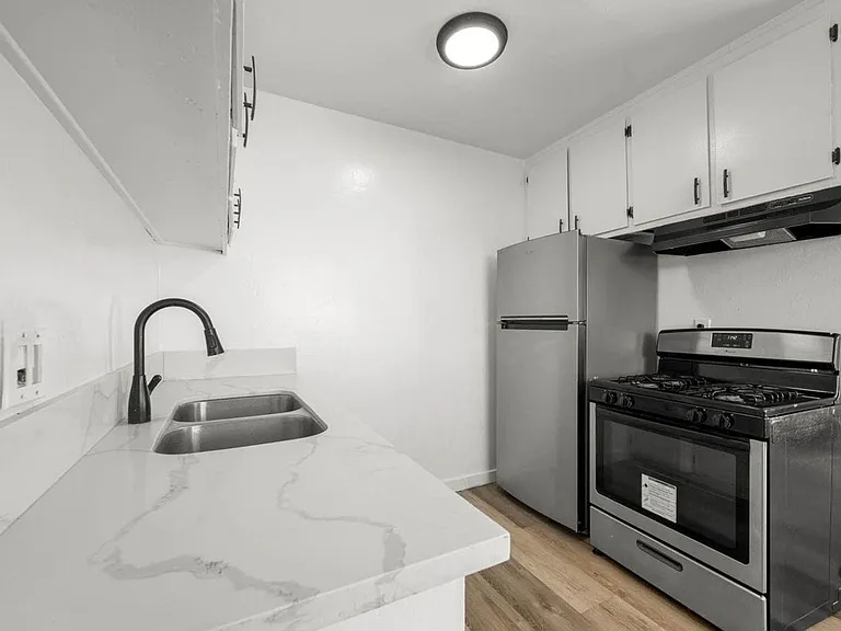 634 W 92nd St — Photo 16