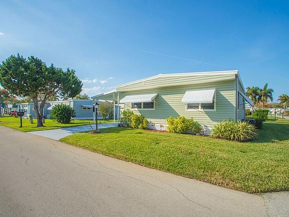 3rd image of 309 NE Pinelake Village Boulevard