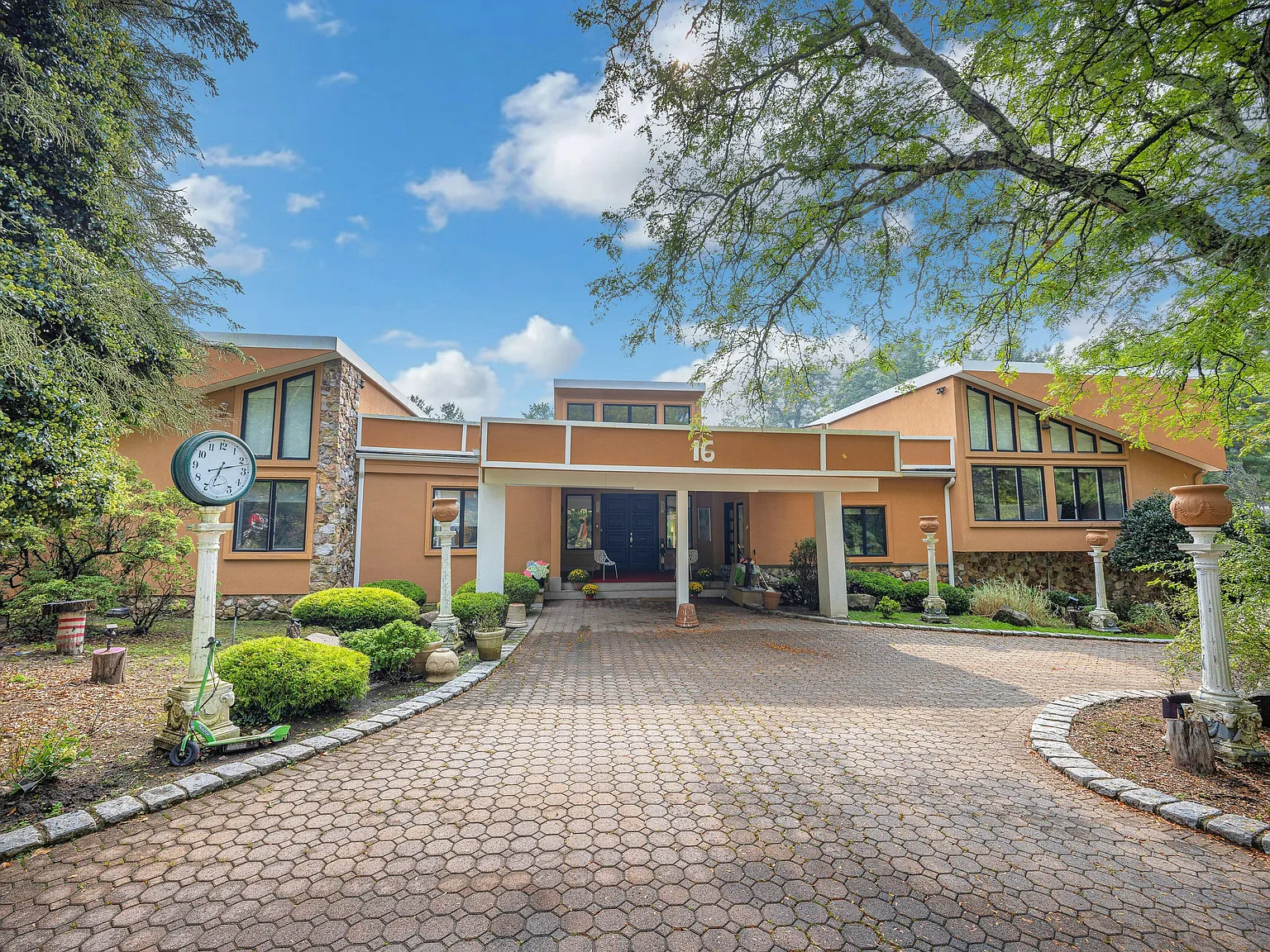 8 bed, 10000 sqft, $36,000 — Photo 4