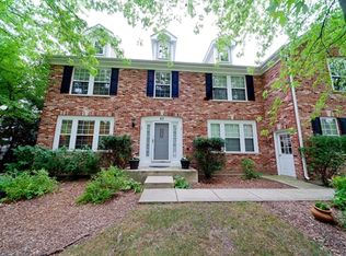 45 S Oakleaf Rd, Algonquin, IL 60102