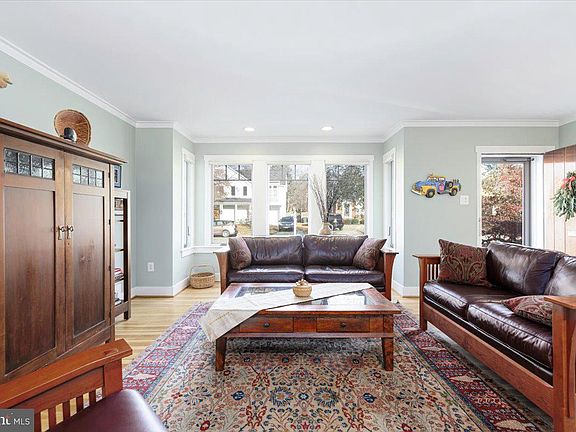 5th image of 9818 Parkwood Dr
