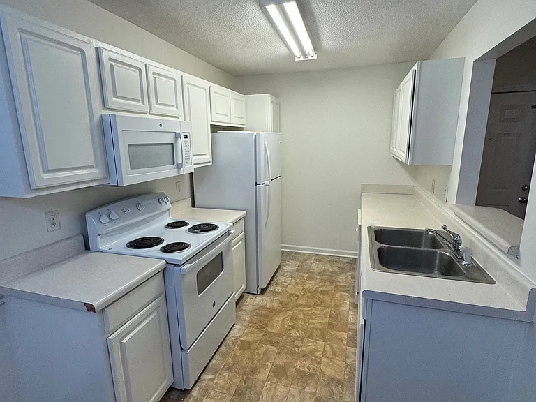 527 Third Loop Rd #D — Photo 5