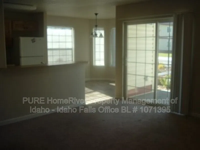 3 bed, 2.0 bath, 1100 sqft, $1,250 — Photo 3