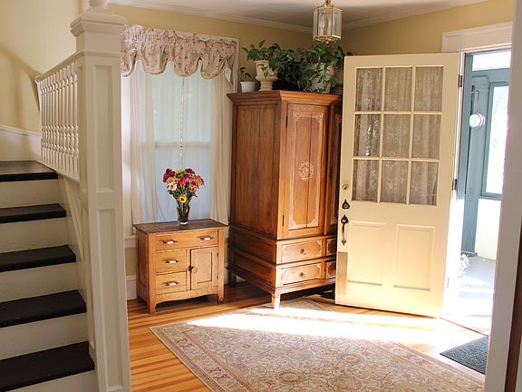 Gorgeous Foyer Welcomes You
