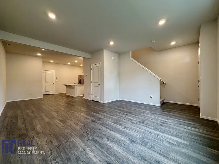 873 N 19th Ave — Photo 3