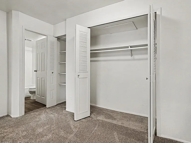 Fairlane Apartments — Photo 9