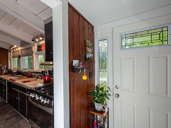 4th image of 703 Locust Pl
