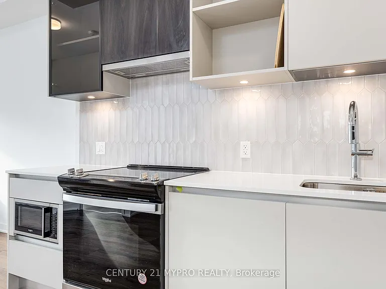 395 Dundas St W #Penthouse 02 — Photo 13
