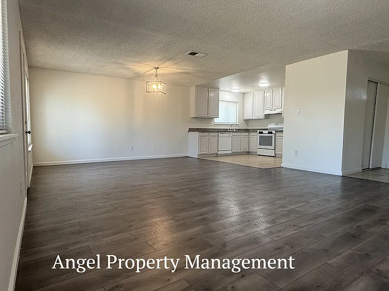 7927 Albion Way — Photo 3