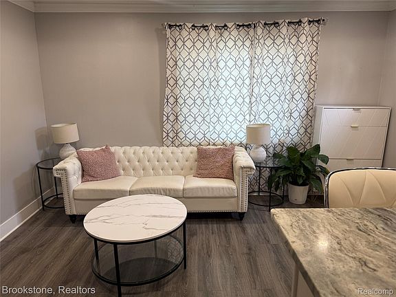 4th image of 311 W Grand Traverse St