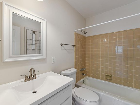3rd image of 228 Audubon St