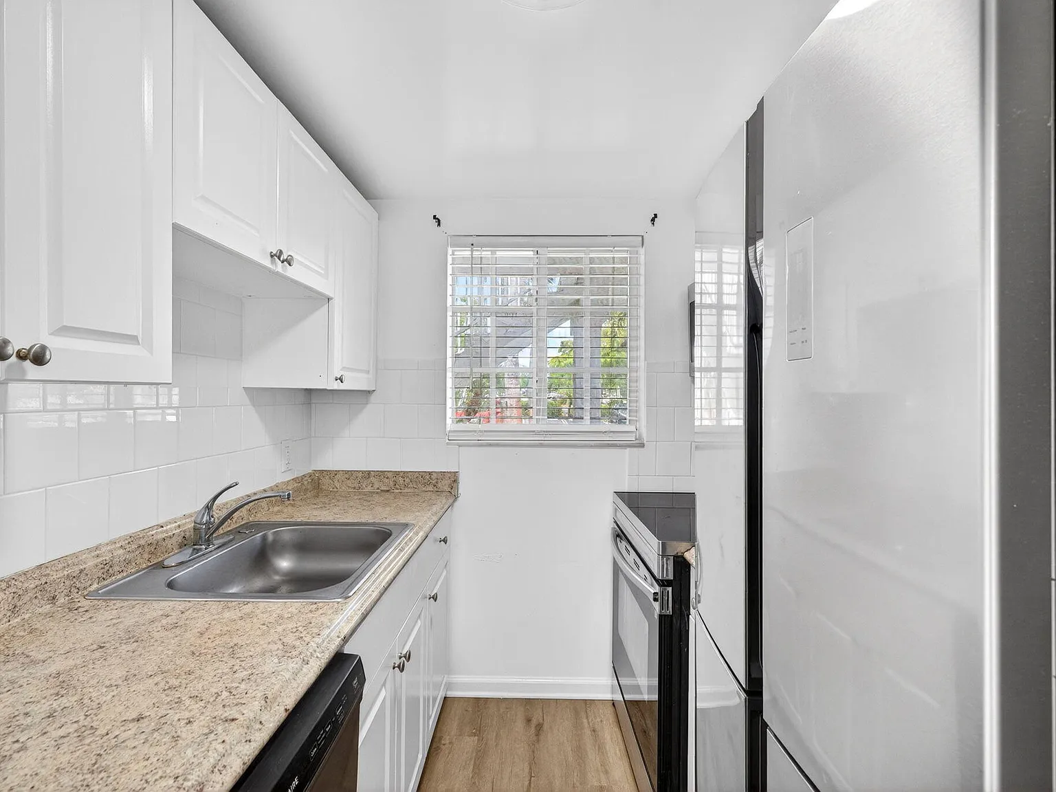 2 bed, 2.0 bath, 900 sqft, $2,150 — Photo 2
