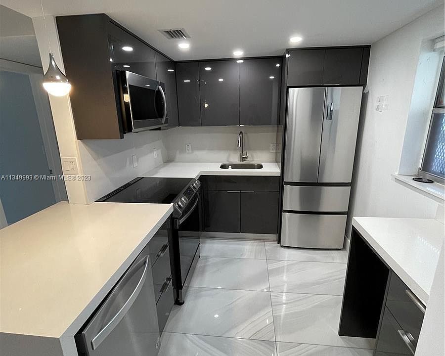 1st image of 910 Jefferson Ave #00