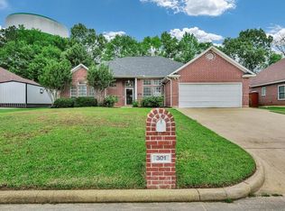 301 Whitehouse Oaks St, Lufkin, TX 75901