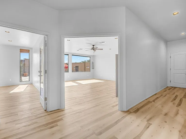 Riverside Suites — Photo 30