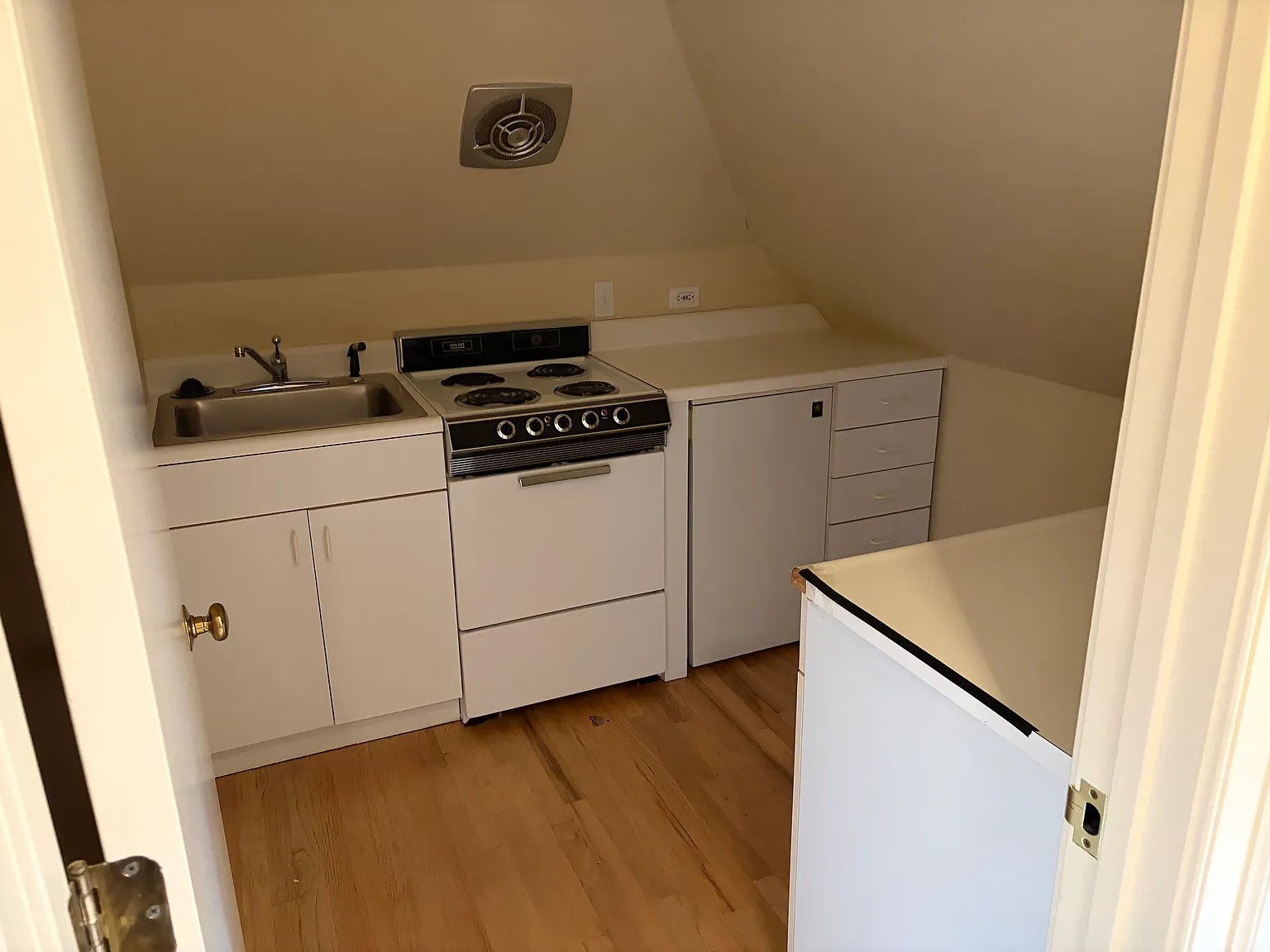 Studio, 500 sqft, $2,500 — Photo 4