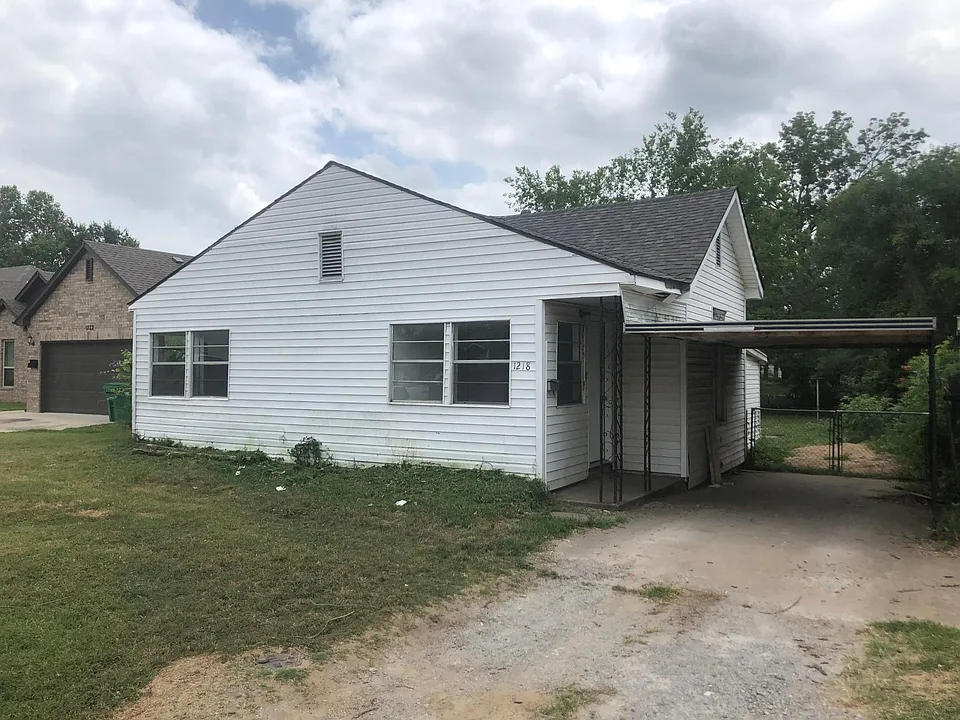 1218 E Bryan Ave