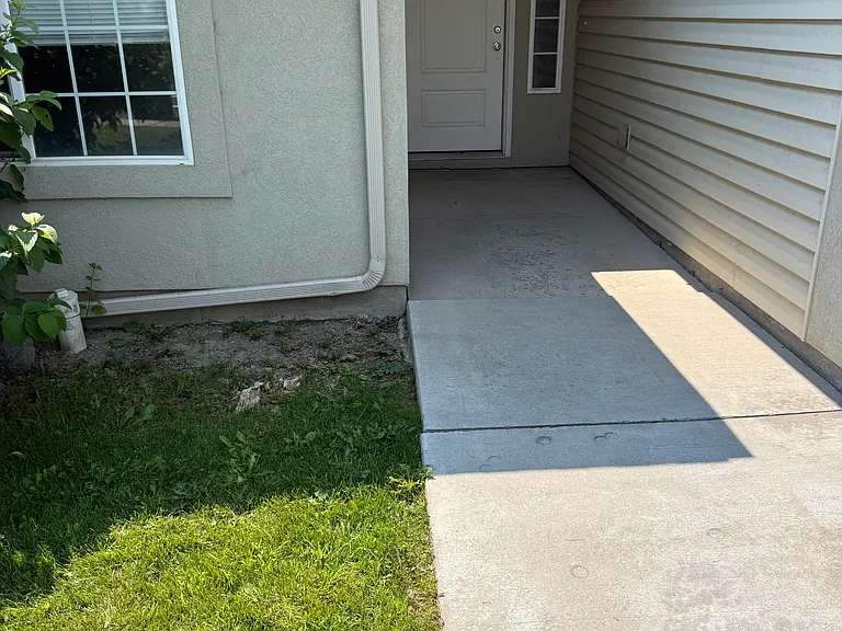 745 Caswell Ave W — Photo 2