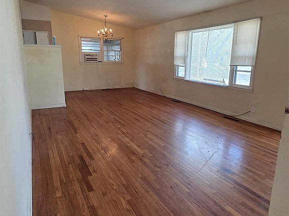 2nd image of 405 E Colt St