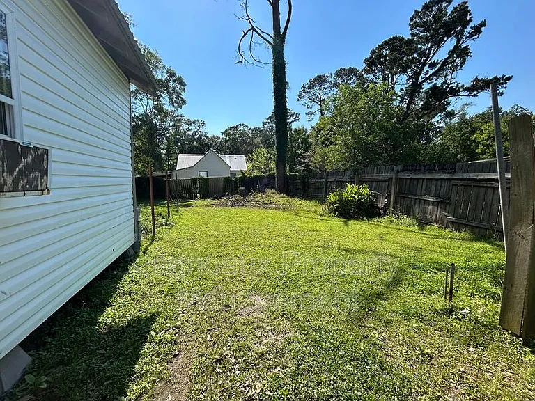 1811 N Cutting Ave — Photo 8