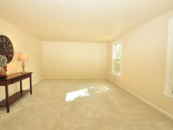 4th image of 19 Hanford Way