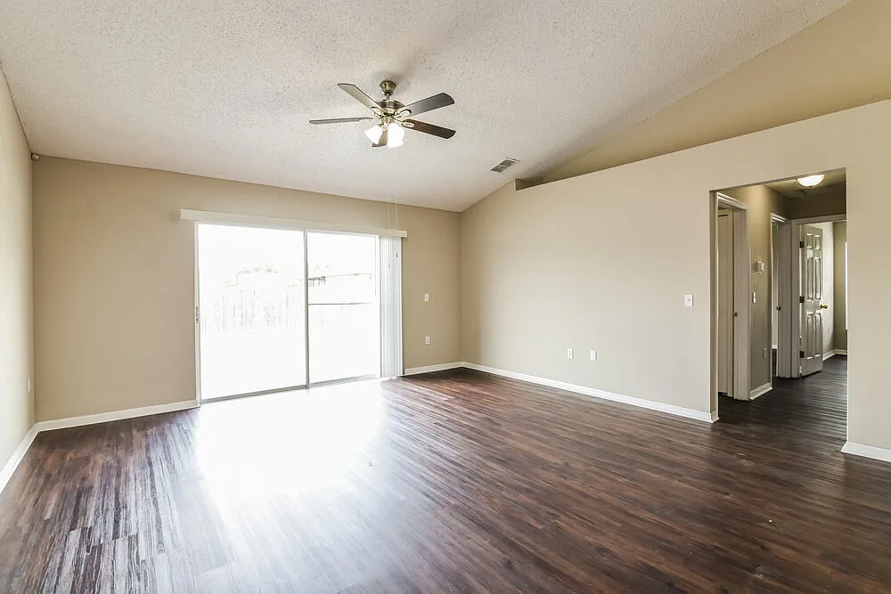 3 bed, 2.0 bath, 1825 sqft, $2,175 — Photo 3