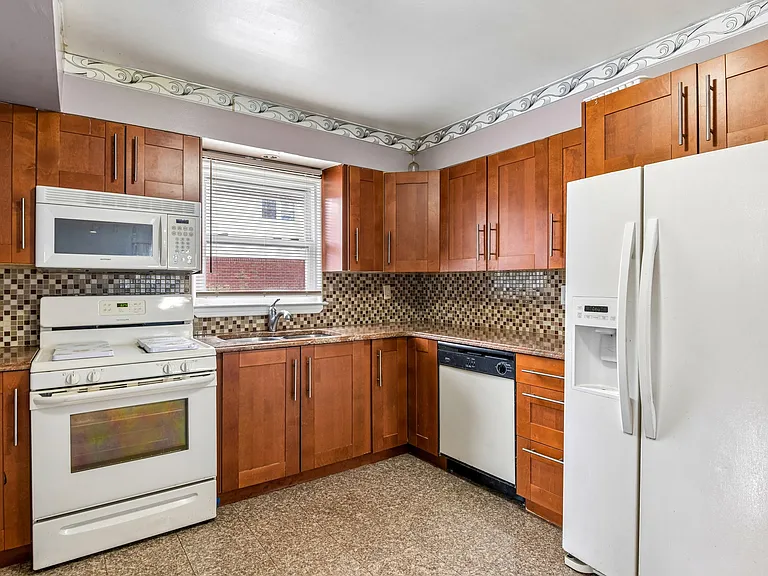 183 Litchfield Ave — Photo 6