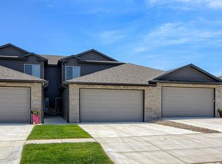 300 Half Moon Dr, Lincoln, NE 68527