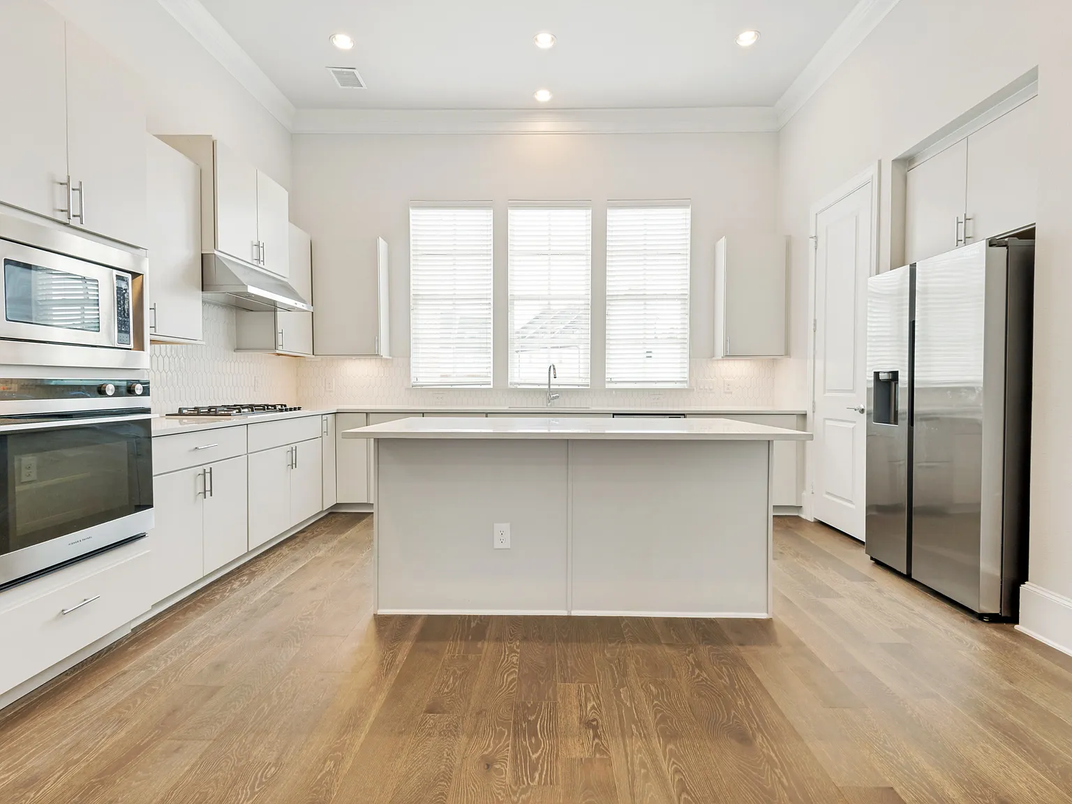 3 bed, 3.5 bath, 1989 sqft, $3,850 — Photo 1