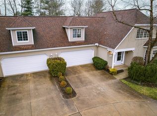 10402 W Cobblestone Ln, Twinsburg, OH 44087