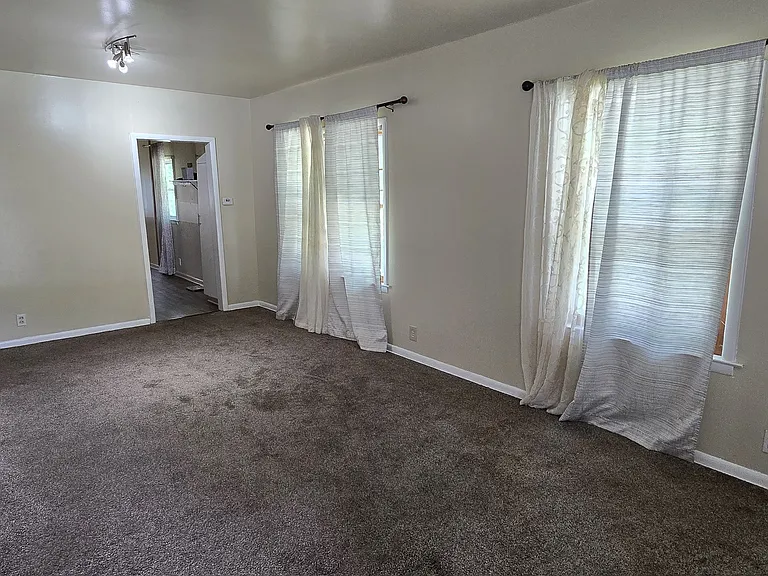 2811 NE Russell Rd — Photo 11