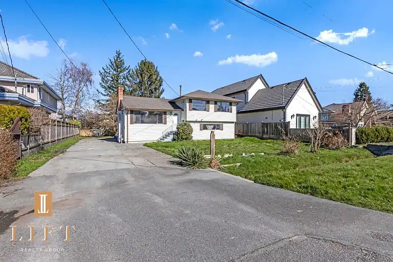 1st image of 9460 Pinewell Cres #9460