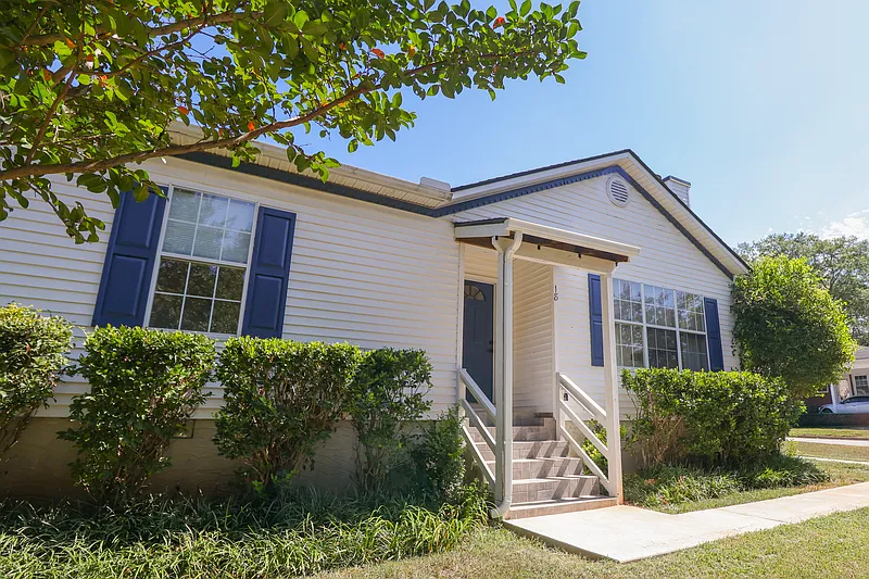 3 bed, 1268 sqft, $2,100 — Photo 2