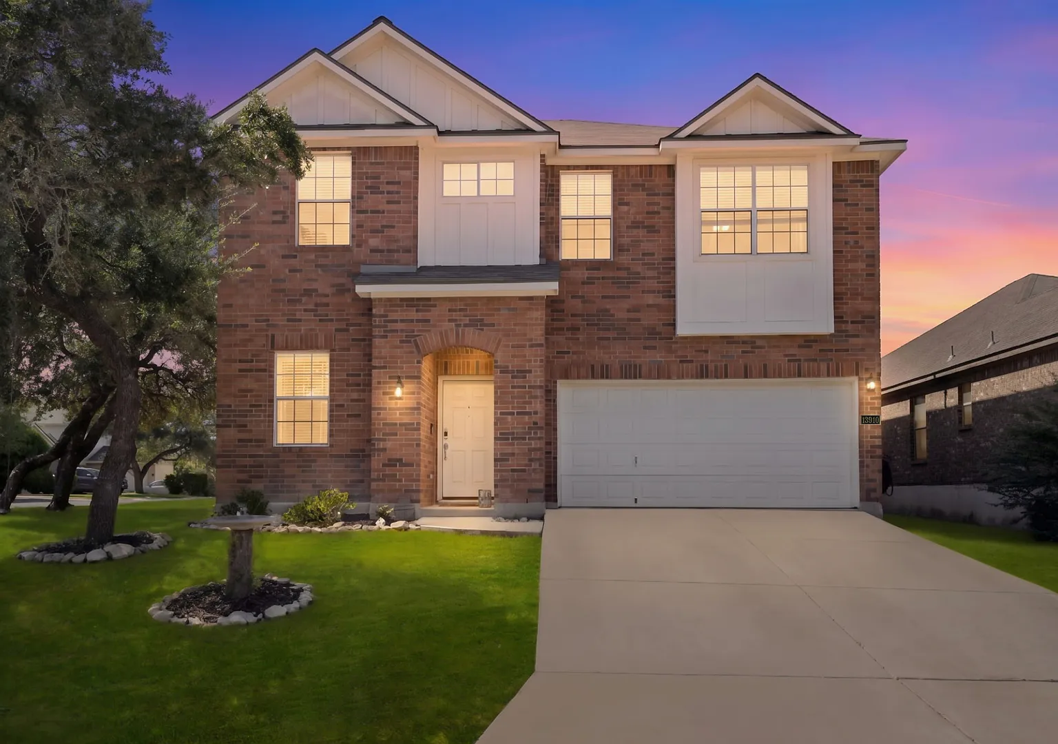 4 bed 2/1 bath Oversized corner lot and patio with extra large bonus loft space! — Photo 1