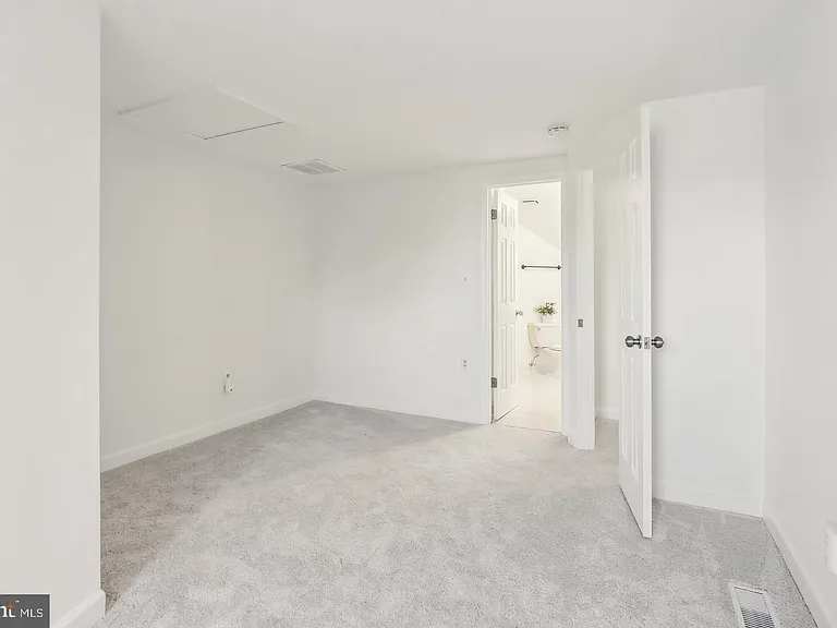 695 W Glebe Rd — Photo 20