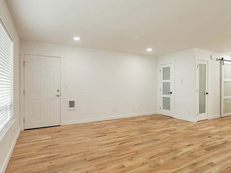 928 NW Spring St — Photo 21