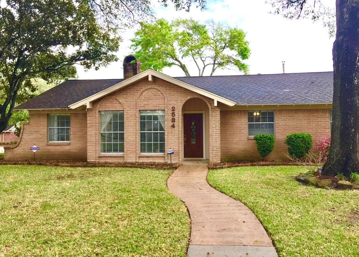 4 bed, 2.0 bath, 1900 sqft, $2,500 — Photo 1