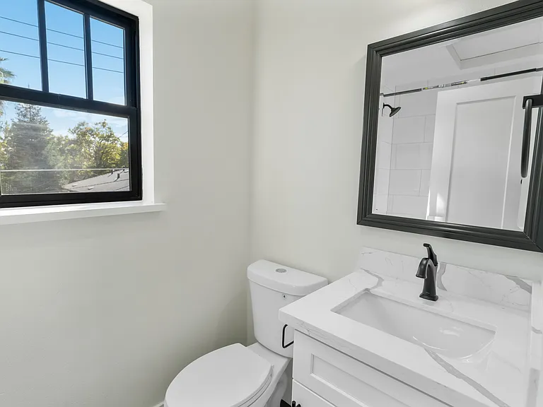 1113 Victorian Aly #1115 — Photo 16