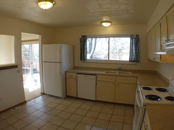 Bright Eat-In Kitchen