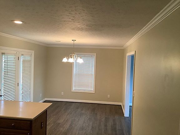 5th image of 102 Lombard Cir