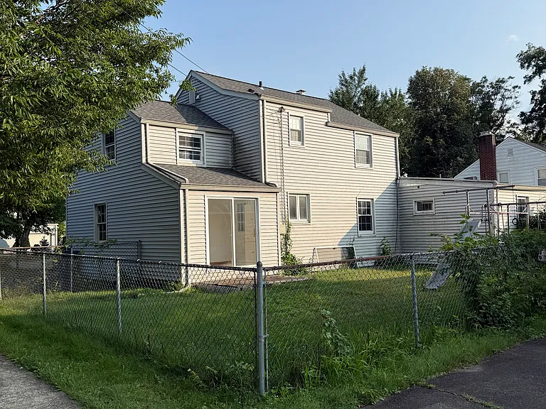2261 Mountain Ave — Photo 3